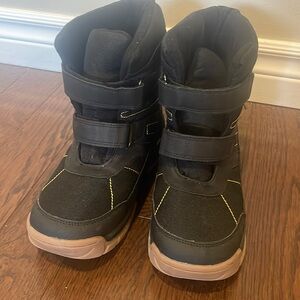 KIDS SIZE 6 WOMENS 7.5 SHORT WINTER BOOTS